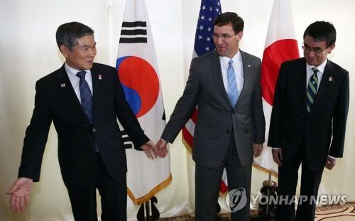 한·미·일 국방장관 '누가 먼저?'