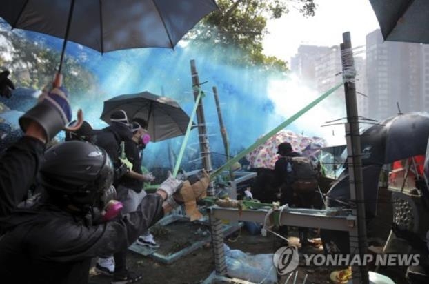 투석기를 사용해 경찰과 맞서는 홍콩 시위대