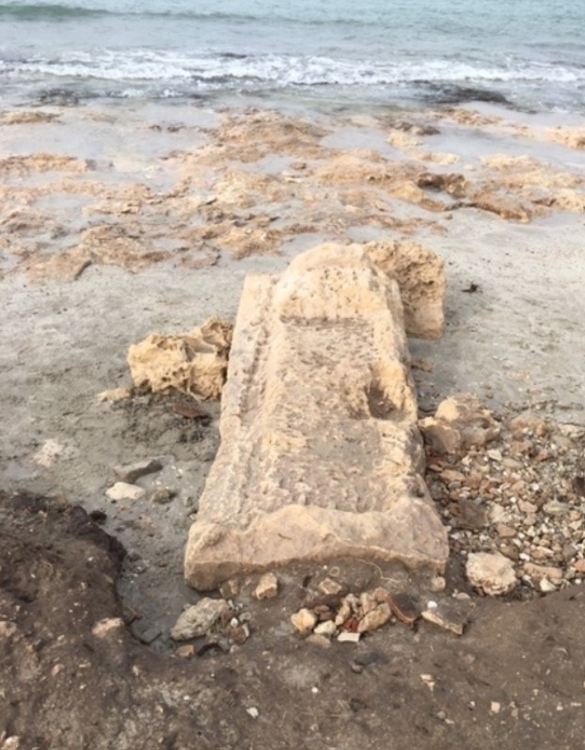 이탈리아 풀리아주의 포르토 체사레오 해안가에서 발견된 석관. [ANSA 통신]