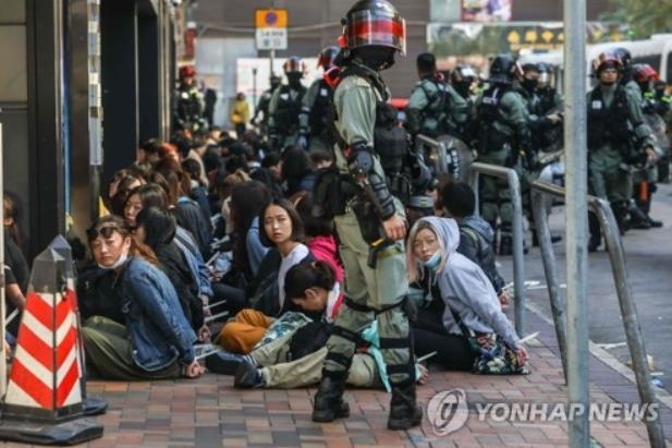 홍콩 이공대 인근에서 경찰에 체포된 시위대