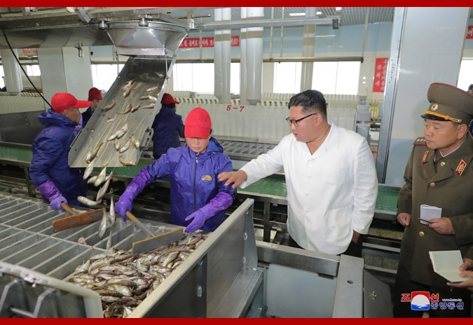 북한 김정은, 수산사업소 시찰…주민 먹거리 챙기기