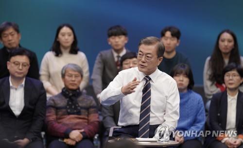 문재인 대통령이 19일 오후 서울 상암동 MBC에서 '국민이 묻는다, 2019 국민과의 대화'를 하고 있다. [연합뉴스 자료사진] 