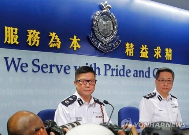크리스 탕 홍콩 신임 경찰 총수(왼쪽)
