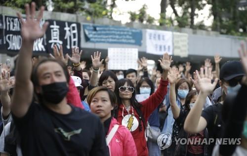 15일 집회 중 시위대의 '5대 요구'를 뜻하는 다섯 손가락을 펴보이는 참가자들