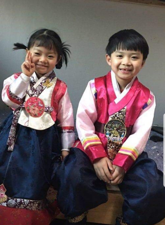 어릴 적 추석날 한복 입은 아들 준석이와 딸 준이.