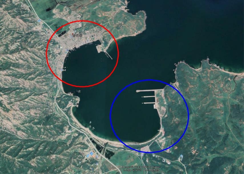 북한 장전항 위성사진 모습. 빨간원은 군항, 파란원은 민항이다.
