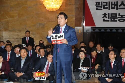 비상의총 발언하는 안상수 (서울=연합뉴스) 진성철 기자 = 자유한국당 안상수 의원이 3일 국회 로텐더홀에서 열린 비상의원총회에서 발언하고 있다. 2019.12.3 zjin@yna.co.kr(끝)