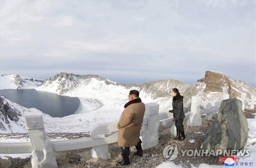 김정은, 군 간부들과 함께 백두산 등정