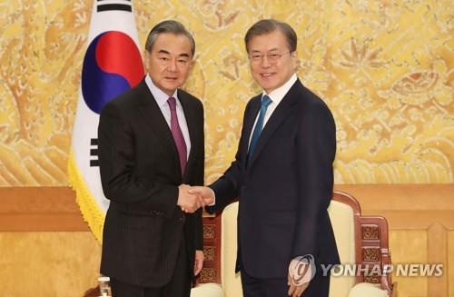 문 대통령, 왕이 중국 외교부장과 악수