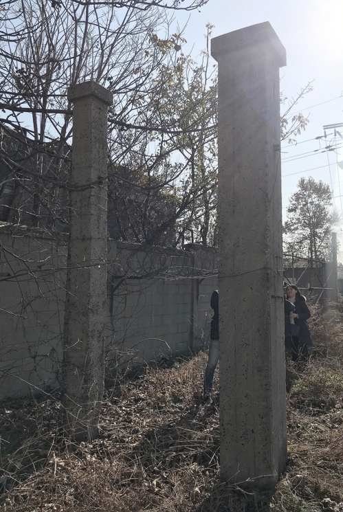 과거 조병창 문설주 추정 기둥 2개