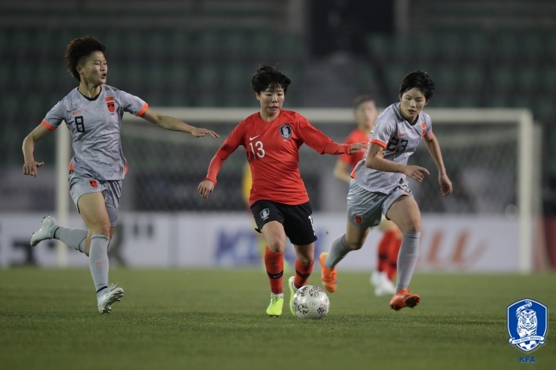 여자축구대표팀의 미드필더 장창(가운데)