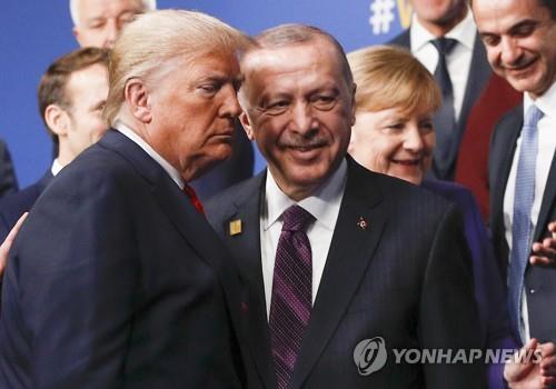 지난 4일 나토 정상회의서 만난 트럼프(좌) 미국 대통령과 에르도안 터키 대통령