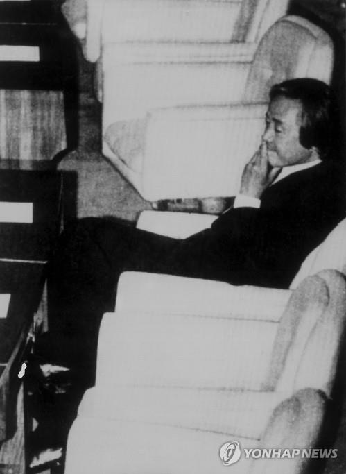 [연합뉴스 자료사진] 1979년 10월 국회의원직에서 제명당한 뒤 국회의사당 의석에 앉아있는 김영삼 당시 신민당 총재