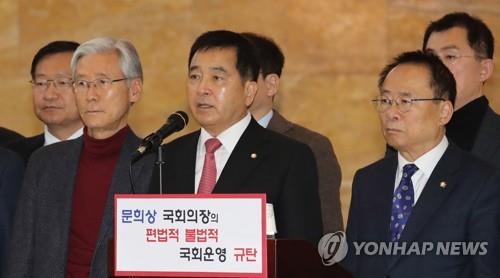 기자회견하는 심재철 (서울=연합뉴스) 하사헌 기자 = 자유한국당 심재철 원내대표와 의원들이 26일 새벽 국회 본회의가 산회한 후 국회 본청 로텐더홀에서 기자회견을 열고 공직선거법 등 패스트트랙 법안과 홍남기 경제부총리 탄핵소추안 처리에 대한 당의 입장을 밝히고 있다. 2019.12.26 toadboy@yna.co.kr(끝)