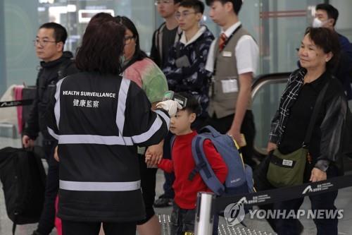 공항 입국장서 체온 검사하는 홍콩 보건당국 관계자들