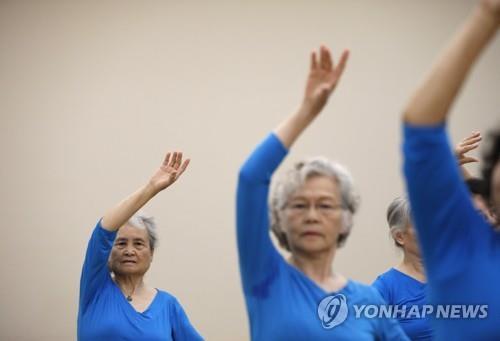발레 연습하는 중국 노인들 