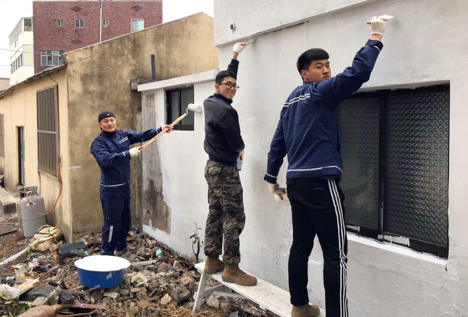 제주시 조천읍 독거노인 집 외벽 페인트 칠을 하고 있는 김기용 상사와 대원들