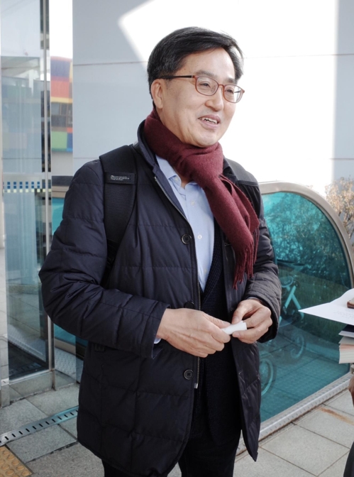 답변하는 김동연 전 부총리