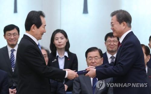 임명장 수여하는 문 대통령
