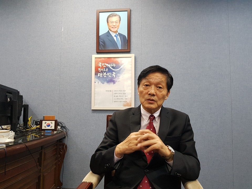 재외동포재단 서울사무소에서 연합뉴스와 인터뷰 중인 한우성 이사장