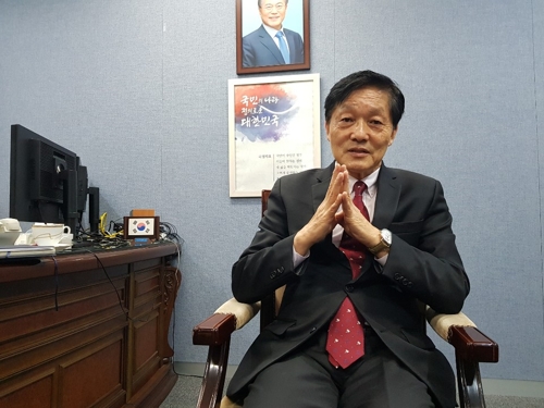 재외동포재단 서울사무소에서 연합뉴스와 인터뷰 중인 한우성 이사장