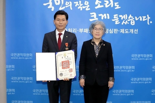 김영일 한국문학세상 회장에 녹조근정훈장