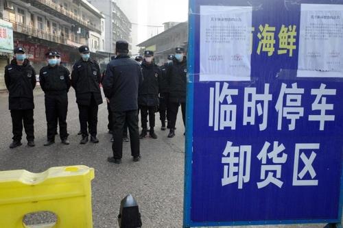 중국 우한의 폐쇄된 한 수산물 시장 앞