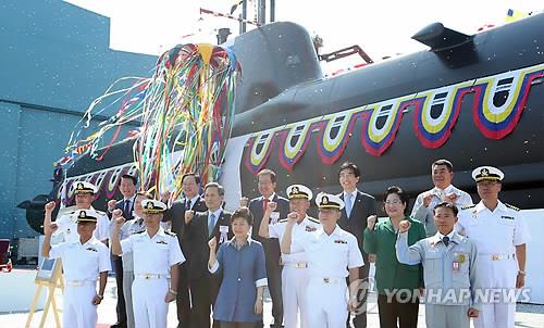 해군은 1천800t급 네 번째 잠수함을 김좌진함으로 명명했다. 2013년 8월 13일 경남 거제시 대우조선해양 옥포조선소에서 열린 진수식에서 박근혜 대통령과 해군 관계자 등이 기념촬영을 하고 있다. [연합뉴스 자료사진]