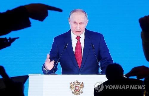 블라디미르 푸틴 러시아 대통령이 15일(현지시간) 의회에서 연례 국정연설을 하고 있다. [로이터 연합뉴스 자료사진]