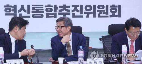 혁신통합 방안 논의? (서울=연합뉴스) 진성철 기자 = 혁신통합추진위원회 박형준 위원장(가운데)과 새로운보수당 유의동 공동대표(왼쪽)이 21일 국회 의원회관에서 열린 혁신통합추진위원회 회의에서 논의하는 동안 자유한국당 김상훈 의원이 자료를 보고 있다. 2020.1.21 zjin@yna.co.kr(끝)