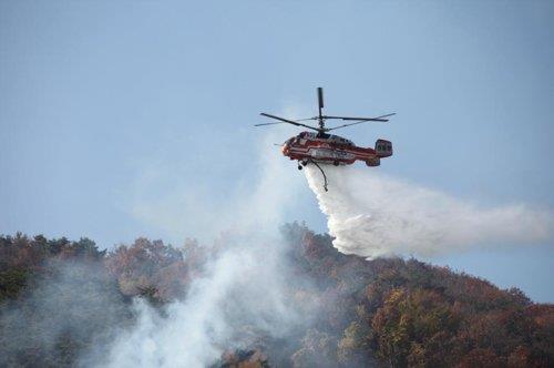 산불 진화하는 산림 헬기