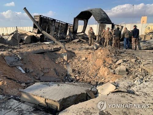 이란의 미사일 공격으로 미군주둔 이라크 내 아인 알아사드 공군기지에 생긴 구덩이 [AP=연합뉴스 자료사진]