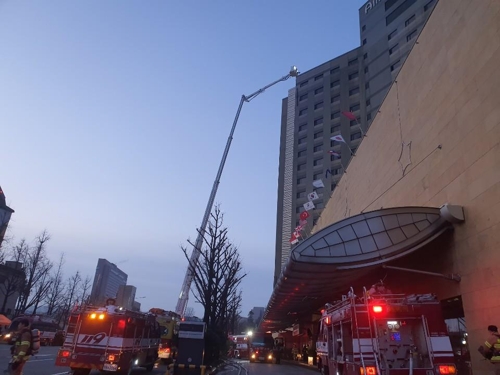26일 오전 4시 51분께 서울 중구 장충동 그랜드 엠버서더 호텔에서 불이나 연기를 들이마신 투숙객 및 호텔직원 37명이 병원으로 옮겨졌다 / 연합뉴스