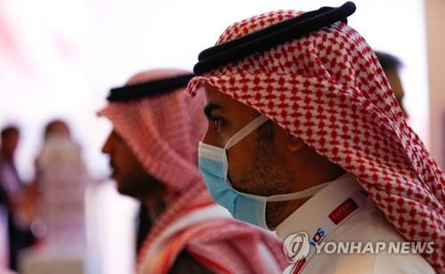 29일 두바이에서 열린 한 전시회에서 마스크를 쓴 관람객