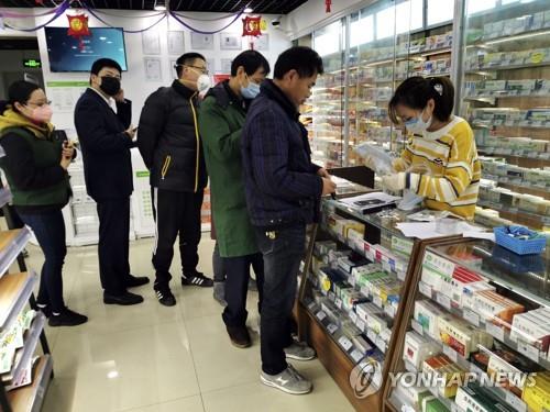 중국 상하이 한 약국의 마스크 구매행렬