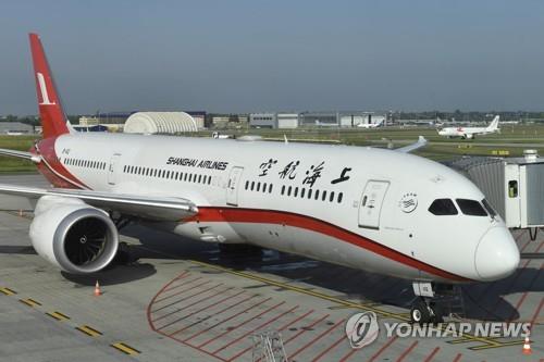 헝가리 부다페스트 공항의 상하이 항공 여객기