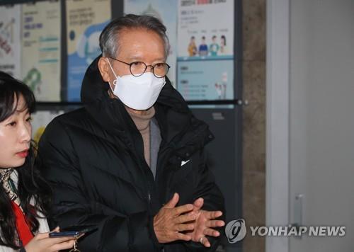 공천관리위 입장하는 김형오 (서울=연합뉴스) 진성철 기자 = 자유한국당 김형오 공천관리위원장이 13일 국회 의원회관에서 열린 공천관리위원회에 입장하고 있다. 2020.2.13 zjin@yna.co.kr(끝)