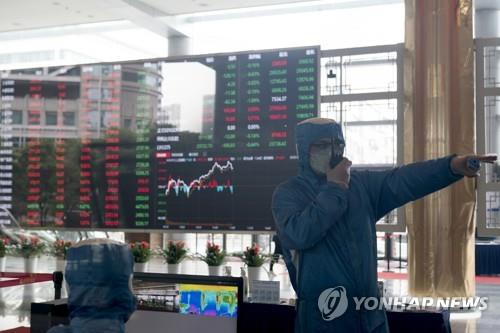 중국 상하이증권거래소 건물 로비의 방역 현장