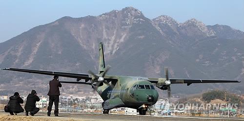 일본 크루즈내 한국인 이송에 투입되는 군수송기 CN235