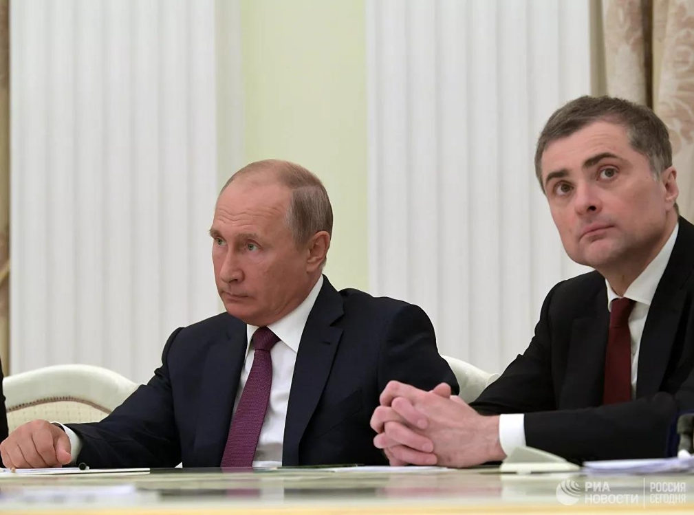 블라디미르 푸틴 대통령(왼쪽)과 블라디슬라프 수르코프. [리아노보스티=연합뉴스 자료사진]