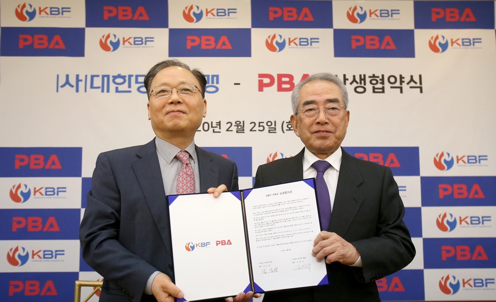 김영수 PBA 총재(오른쪽)와 남삼현 KBF 회장
