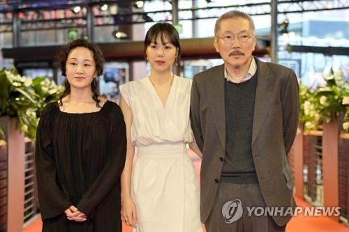 '도망친 여자'의 서영화(왼쪽), 김민희(가운데), 홍상수 감독(오른쪽)
