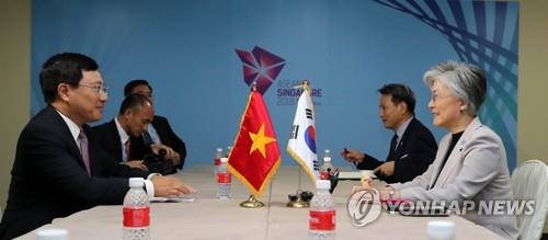 강경화 외교부 장관(오른쪽)과 팜 빙 밍 베트남 부총리 겸 외무장관