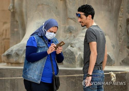 지난 9일(현지시간) 이집트 남부의 유적도시 룩소르에서 마스크를 착용한 여성 관광객이 룩소르신전을 둘러보고 있다.[AFP=연합뉴스] 