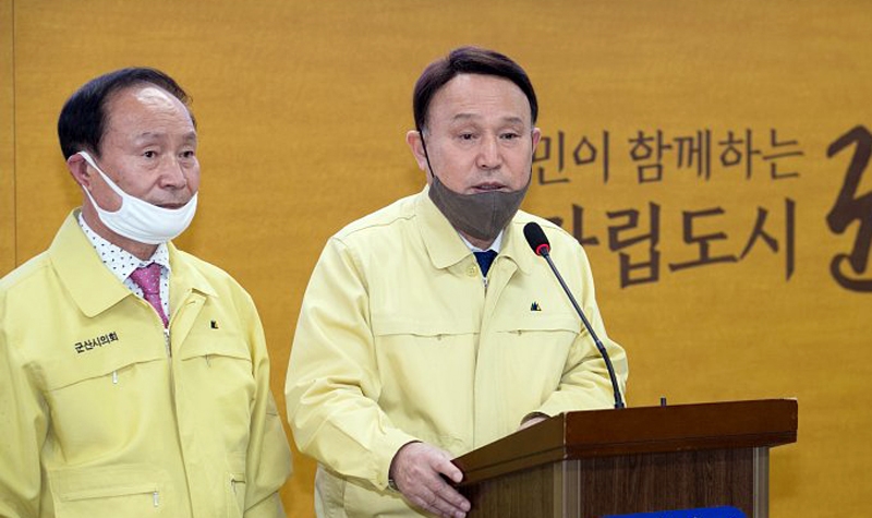 기자회견 하는 강임준 군산시장(오른쪽)과 김경구 시의회 의장