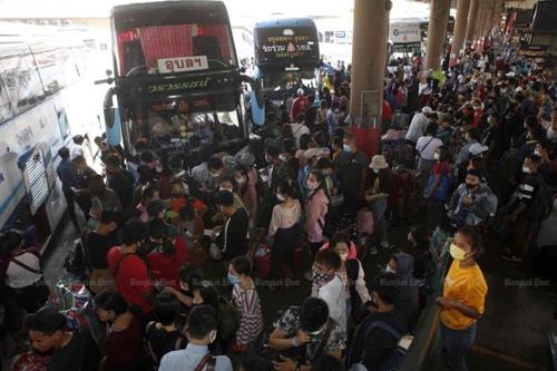 방콕 모칫 버스터미널에 버스를 타려는 승객들이 빼곡히 들어찬 모습. 2020.3.22