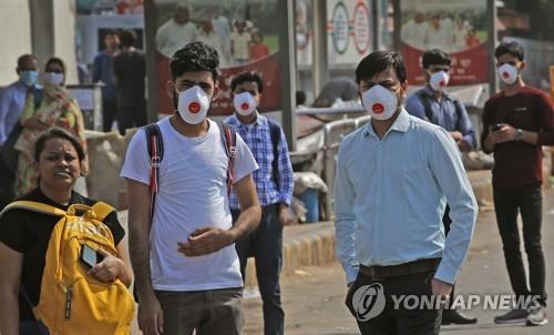 마스크를 쓴 인도 뉴델리의 시민. [AP=연합뉴스]