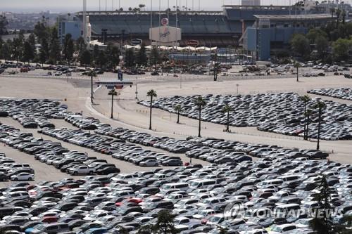 2일(현지시간) 미국 LA의 다저스 스타디움 주차장에 이용하지 않는 렌터카들이 주차돼 있다. [AFP=연합뉴스]
