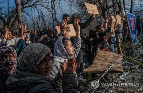 지난 달 초 유럽으로 가기 위해 그리스-터키 국경에 몰려든 난민들