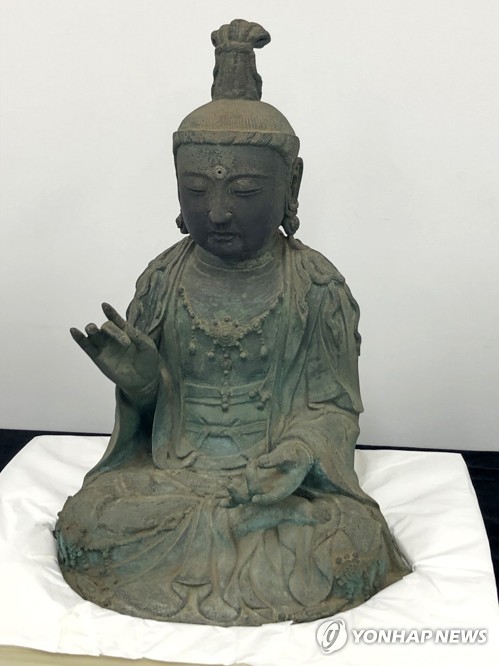 대전 국립문화재연구소에 있는 금동관음보살좌상